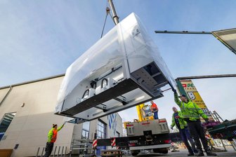 Westsachsen: Metallbaufirma plant Millioneninvestition - Beim Gersdorfer Unternehmen Metallbau Maltitz ist am Dienstag eine über 23 Tonnen schwere Biegemaschine angeliefert worden. Das ist der Auftakt einer in diesem Jahr geplanten Großinvestition.