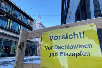 Westsachsen: Nach Schnee und Eisglätte entspannt sich der Verkehr am Freitag - Nicht nur auf den Straßen, sondern auch auf Gehwegen war es gefährlich. Am Zwickauer Gewandhaus wird gewarnt.