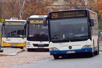 Westsachsen: Neue Plus-Bus-Linien und eine fehlende Haltestelle - Mit dem Fahrplanwechsel am 15. Dezember gibt es im Nordosten des Landkreises Zwickau neue Plus-Bus- und Takt-Bus-Linien. Der Regionalverkehr Westsachsen betont die Verbesserungen. Doch schon jetzt gibt es auch Kritik.