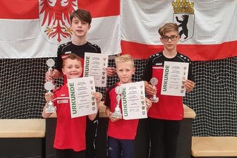 Westsachsen räumen Titel ab - Die Kunstradfahrer Jonas Locke, Linus Naumann (hinten von links), Felix Locke und Jonas Köhler (vorne von links) präsentieren stolz ihre Pokale und Urkunden. 