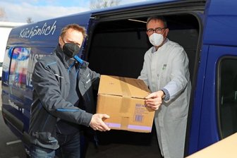 Westsachsen schicken Hilfe in die Ukraine: Schon drei Transporte unterwegs - Volker Hoff (rechts), Inhaber der Flora-Apotheken in Werdau, übergibt an Cornelius Pleser Verbandsmaterial, Infusionslösungen und Schmerzmedikamente für ein Krankenhaus nahe Kiew. 