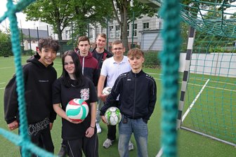 Westsachsen: Sind die Schulassistenten-Stellen in Gefahr? - Herr Walther (4. von links) ermöglicht Ahmed, Shena, Mark, Louis und Liam (von links) Aktivitäten wie Volleyball und Fußball.