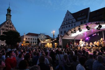 Westsachsen startet mit einem proppenvollen Festwochenende in die Sommerferien - Jazz am Schumann-Denkmal, die Häuser am Zwickauer Hauptmarkt als Konzertkulisse - am Freitag und Samstag steigt das Event.