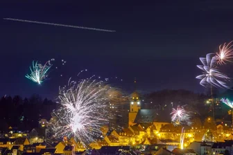 Westsachsen-"Ufo": Beim Airbus-Sinkflug zu Silvester bleiben alle Fragen offen - Zu Silvester, kurz nach Mitternacht, flog ein großes, weiß beleuchtetes Objekt hoch über Feuerwerk und Kirchtürmen über die Region - hier über Hohenstein-Ernstthal. Durch die lange Verschlusszeit von 25 Sekunden erscheint das Objekt als Strich aus vielen Punkten am Nachthimmel. Viele Sichtungen und entsprechende Spekulationen gab es speziell in Lichtenstein und St. Egidien.