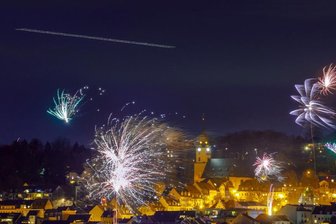 Zu Silvester, kurz nach Mitternacht, flog ein großes, weiß beleuchtetes Objekt hoch über Feuerwerk und Kirchtürmen über die Region - hier über Hohenstein-Ernstthal. Durch die lange Verschlusszeit von 25 Sekunden erscheint das Objekt als Strich aus vielen Punkten am Nachthimmel. Viele Sichtungen und entsprechende Spekulationen gab es speziell in Lichtenstein und St. Egidien.