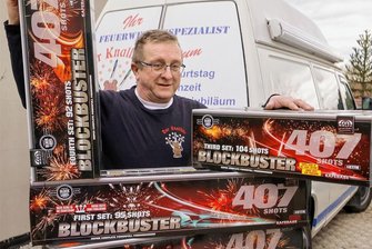 Westsachsen will's zu Silvester krachen lassen: Händler erleben Ansturm auf Feuerwerk - Das größte Paket im Angebot bei Oliver Bär in Gersdorf kommt aus Holland: 240 Sekunden, bis zu 60 Meter hoch, für 499 Euro. 25 Stück davon hat er schon verkauft. 