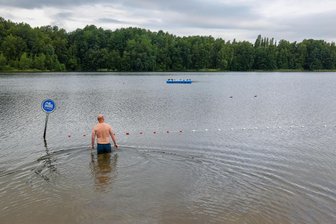 Westsachsen: Wird die Badesaison noch gerettet? - Am ersten August-Wochenende war der Badestrand am Stausee Oberwald weitgehend verwaist. Hier wagt sich ein einzelner Mann in die Fluten, die mit knapp 21 Grad wärmer waren als die Luft.