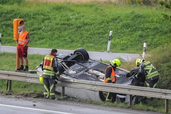 Westsachsen wird vom Unwetter nicht verschont: Unfall auf A 4 und Überflutung in Langenweißbach - Audi neben der Leitplanke auf dem Dach. Der Unfall ereignete sich auf der A 4 in Höhe „Angerberg“.