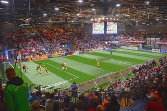 Westsachsenauswahl fürs 20. Zwickauer Hallenmasters berufen: Wer gegen die Profis des FSV Zwickau und Chemnitzer FC auflaufen darf - Beim 19. Zwickauer Hallenmasters eröffnete die Westsachsenauswahl mit dem Spiel gegen Oberligist VfB Auerbach (Foto) das Turnier und musste sich nur knapp mit 4:5 geschlagen geben. Gegen den späteren Turniersieger FSV Zwickau gab es beim 4:9 ein regelrechtes Torspektakel.