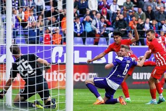 Westsachsenderby: Zwickaus Torschütze Gomez schlitzohrig und reumütig - Das Tor des Tages: Johan Gomez (hinter FCE-Verteidiger Alexander Sorge) staubt ab, Aues Torwart Philipp Klewin kann nicht mehr klären.