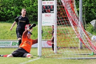 Westsachsenliga: 11:0 - Lichtenstein ballert sich an die Spitze - Und wieder hat es geklingelt: In der 50. Minute erzielte der Lichtensteiner Dominik Viertel seinen zweiten Treffer zum 10:0 gegen die bedauernswerten Gäste von Lok Zwickau II um Torhüter Torben Scharf. 