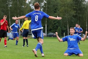 Westsachsenliga: Am Ende jubeln die Routiniers - Die beiden Waldenburger Torschützen Noel Grabow (Nr. 8) und Martin Böhm (re.) konnten sich über ein souveränes 3:0 freuen.