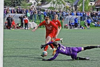 Westsachsenliga: Bei Aufstieg geht es nach Mallorca - Jan Koutecky vom FSV Limbach kommt in dieser Szene nicht am Oberfrohnaer Keeper Luka Nitzsche vorbei. 