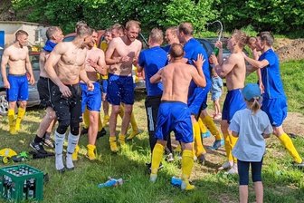 Westsachsenliga: Blau-Gelber Meisterjubel in Mülsen - Da wird gefeiert: Die Fußballer des SV Blau-Gelb Mülsen sind in der Kreisoberliga nicht mehr von Platz 1 zu verdrängen. 