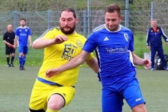 Westsachsenliga: Crossen lässt Federn - Rico Löbel (links) im Duell mit Crossens Ramy Gedari. 