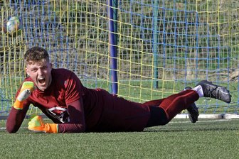 Westsachsenliga: Das sagt der „Spieler des Halbjahres“ zu seiner Wahl - Die Siegerfaust: John Laitko vom SV Waldenburg hat die Abstimmung zum „Spieler des Halbjahres“ in der Westsachsenliga gewonnen.