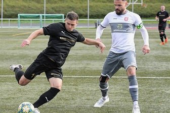 Westsachsenliga: Doppelschlag entscheidet Spitzenspiel - Der Lichtensteiner Kevin-Pal Petrovics (links) im Duell mit ESV-Kapitän Fritz Gerisch. Der SSV-Spieler machte das vorentscheidende 2:0. 