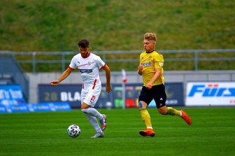 Westsachsenliga-Duell krönt den Auftakt im Pokal - Marco Schikora vom FSV Zwickau und Stefan Maderer vom SpVgg Bayreuth beim Testspiel.