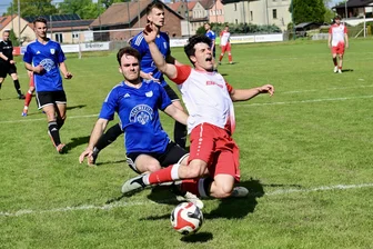 Westsachsenliga: Eberbrunner SV trotzt zweifachem Rückstand gegen Schlusslicht SV Mosel - Eric Leupold (r.) vom Ebersbrunner SV wird vom Mosler Fabian Kühnert von den Beinen geholt. Den fälligen Elfmeter verwandelte ESV-Kapitän Fritz Gerisch.