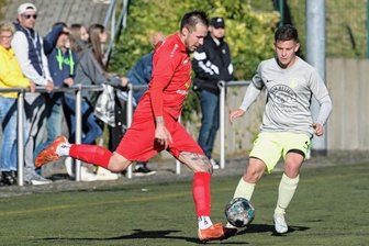 Westsachsenliga: Ebersbrunn wird Favoritenrolle gerecht - Der Ebersbrunner Kevin Nickolai (links) setzt zur Flanke an. Bereits in Halbzeit 1 hätten die Gäste das Spiel entscheiden können.