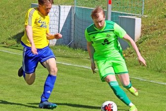 Westsachsenliga: Ein Spiel ohne wirklichen Gewinner - Der Werdauer Arian Liebers (rechts) enteilt Danilo Schmidt. Liebers erzielte kurz vor dem Ende den Siegtreffer für den FC Sachsen 90. 