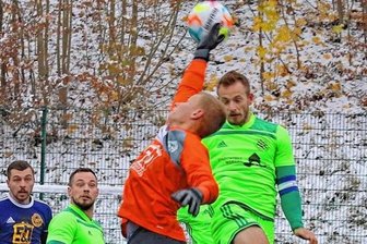 Westsachsenliga: Erleichterung in Werdau - Werdaus Kapitän Tom Dörner konnte Neukirchens Keeper Florian Süß nicht überwinden. 