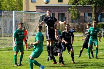 Westsachsenliga: Eröffnungsspiel findet keinen Sieger - Die Crossener konnten die Limbacher Ecke im ersten Versuch noch klären. Wenige Sekunden später war der Ball allerdings im Tor. 