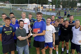 Westsachsenliga: „Freie Presse“ überrascht den „Spieler des Halbjahres“ beim Training - Überraschung im Training: John Laitko (Mitte) bekam von Sportredakteur Torsten Ewers den Pokal zum „Spieler des Halbjahres“ sowie zwei Freikarten für ein Spiel des Fußball-Regionalligisten FSV Zwickau überreicht. Seine Mitspieler und Trainer Jens Haprich (ganz rechts) freuten sich mit.