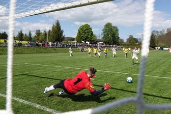 Westsachsenliga: Frühes Tor entscheidet Mülsener Derby - Die Niclaser vergeben in dieser Szene die große Chance auf den Ausgleich: Gäste-Schlussmann Moritz Tomann hält den Elfmeter. 