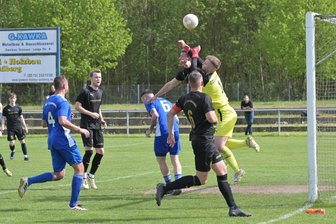 Westsachsenliga: Führungstreffer von Fortschritt Lichtenstein sorgt beim TSV Crossen für viel Diskussion - Bei dieser Szene in der 37. Minute wollten die Crossener ein Foulspiel an ihrem Keeper Dennis Litzbach gesehen haben, doch der Schiedsrichter ließ weiterlaufen und in der Folge fiel das 1:0 für Lichtenstein.
