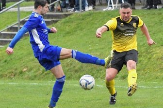 Westsachsenliga: Gäste nutzen Fehler der Heimelf eiskalt aus - Crossens Yusri Gedari (links) bekommt in dieser Szene den Fuß in den Schuss von Christian Albrecht. Bereits in der zehnten Spielminute hatte Gedari für die Führung der Gäste gesorgt. 