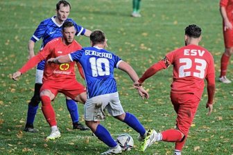 Westsachsenliga: Glauchauer stürzen den Spitzenreiter - Die Glauchauer Kicker mit Christian Jäger (Nr. 10) sorgten für den ersten Fleck auf der vorher weißen Ebersbrunner Fußball-Weste. 