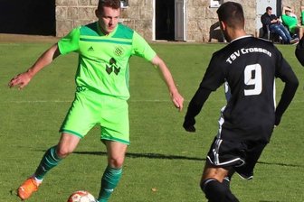 Westsachsenliga: Große Kulisse, aber keine Tore in Werdau - Der Werdauer Luca Schädel (links) sieht sich im Zweikampf dem Crossener Yusri Gedari gegenüber. 