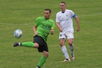 Westsachsenliga: Im Dauerregen zum Platz an der Sonne - Duell der Kapitäne: Carsten Pfoh (l.) und die SpVgg spielten eine sehr gute erste Hälfte, mussten am Ende aber Toni Schmidt und seinen Lichtensteinern zum Sieg gratulieren. 