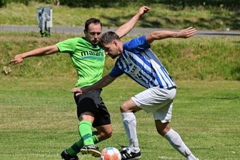 Westsachsenliga: Ist Oberfrohna aus dem Meisterrennen? - Wie hier im Zweikampf mit dem Reinsdorfer Danny Kilian (links) fanden Andre Lorenz und seine Teamkameraden vom TV Oberfrohna am Sonntag kaum ein Durchkommen. 