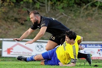 Westsachsenliga: Lichtenstein erobert die Tabellenführung - Der Waldenburger Kapitän Oliver Heinrich (gelb-blau) bringt Fortschritt-Spieler Kerim Bahtiyar zu Fall. Trotz großen Einsatzes gingen die Gäste als klarer Verlierer vom Feld. 