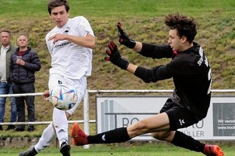 Westsachsenliga: Lichtenstein lässt den Ortsteil abblitzen - Fortschritt-Spieler Kevin-Pal Petrovics (links) ließ Gäste-Torwart Nick Illing keine Chance und erzielte in der 27. Minute das 1:0. 