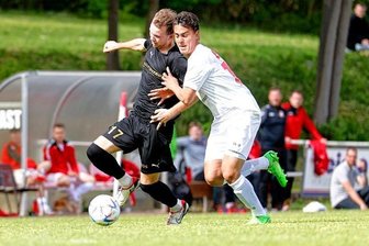 Westsachsenliga: Lichtenstein rettet Vorsprung ins Ziel - Rassige Zweikämpfe - wie hier zwischen Fortschritt-Kicker Tom Ebersbach (links) und dem Ebersbrunner Moritz Wolf - gab es reichlich. 