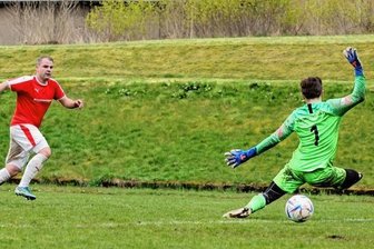 Westsachsenliga: Lichtenstein zurück im Aufstiegsrennen - Der bärenstarke Rico Bär überwindet den Oberfrohnaer Keeper Kevin Claus zum vorentscheidenden 4:2 für Lichtenstein. 