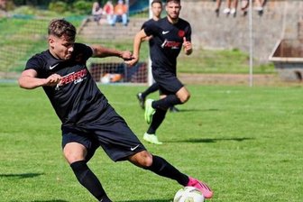Westsachsenliga: Matchwinner muss zittern - Danilo Braungardt vom Meeraner SV war stolz auf seine Mannschaft. "Du darfst aber auch stolz auf dich sein", sagte Trainer Dennis Engelmann nach seinem Dreierpack zu ihm. 