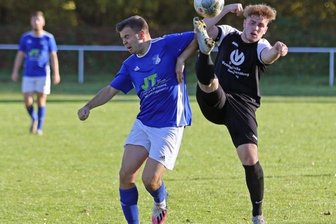 Westsachsenliga: Meeraner machen spät den Deckel drauf - Beide Mannschaften schenkten sich im Derby nichts. Vincent Pohle vom MSV (rechtes) behielt gegenüber Felix Strauß die Oberhand. 