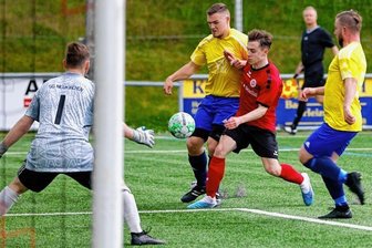 Westsachsenliga: Mit Union-Berlin-Taktik zum Dreier - Die Szene spricht Bände: Lukas Wilczynski vom SV Heinrichsort/Rödlitz behauptet sich gegen zwei deutlich größere Neukirchener Gegenspieler und trifft zum bereits vorentscheidenden 2:0. 