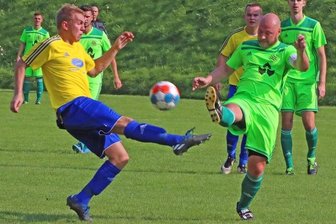 Westsachsenliga: Mülsen stellt in Werdau früh die Weichen - Zweikampf um den Ball zwischen dem Werdauer Kapitän Fabian Unger (rechts) und dem Mülsener Franz Thümmler. 