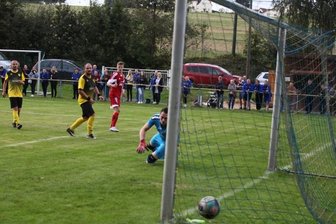 Westsachsenliga: Mülsen stößt Planitz vom Thron - Niklas Böhm (rot) lässt Ritchie Brunner im Planitzer Tor keine Chance. Das 3:1 leitete Tobias Geißler (2.v.l.) nach einem Fehler selbst ein. 