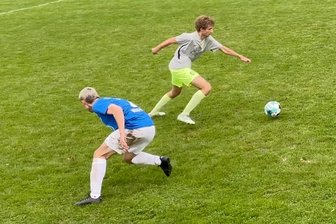 Westsachsenliga: Niclaser Effizienz macht den Unterschied - Der Mülsener Titus Lau (rechts) lässt Joel Eckert stehen. Im Duell mit dem SV Niclas hatte Wilkau-Haßlau oft das Nachsehen. 