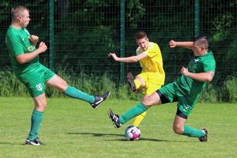 Westsachsenliga: Nullnummer hilft keinem Team weiter - Die in gelb gekleideten Neukirchener - hier mit Tommy-Lee Forker beim Schussversuch - waren dem Tor insgesamt etwas näher. 