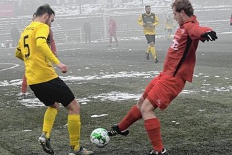 Westsachsenliga: Nullnummer im Stadtderby - Die Spielszene zeigt einen Zweikampf zwischen dem Planitzer Toni Wolff (links) und dem Lok-Kicker Fabian Haugk. 