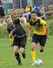 Westsachsenliga: Planitz klettert weiter - Der Reinsdorfer Rocco Dittrich (l.) kann den Planitzer Pascal Simon nicht aufhalten. 