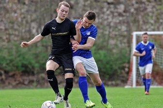 Westsachsenliga: Platzverweis wird zwischen Fortschritt Lichtenstein und VfB Empor Glauchau II zum Knackpunkt - Der Lichtensteiner Tom Ebersbach (links), der später vom Platz flog, im Zweikampf mit Glauchaus Torschützen Willy Schad.