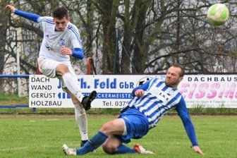 Westsachsenliga: Punkteteilung im Abstiegskampf - Die Partie der Kellerkinder war eine intensive: im Duell der Wilkau-Haßlauer Carl Dennstedt (l.) und der Oberfrohnaer Kevin Landgraf. 